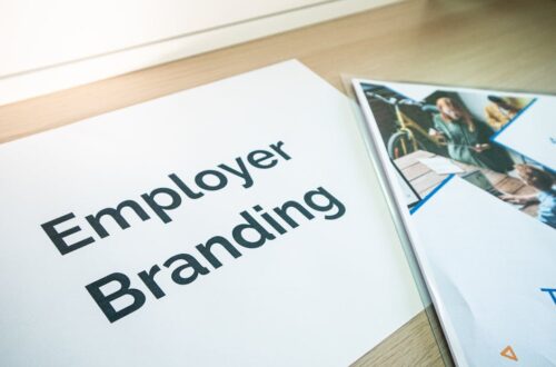 Een medewerker die een AI-gedreven HR-tool gebruikt om betrokkenheid en motivatie te verbeteren.