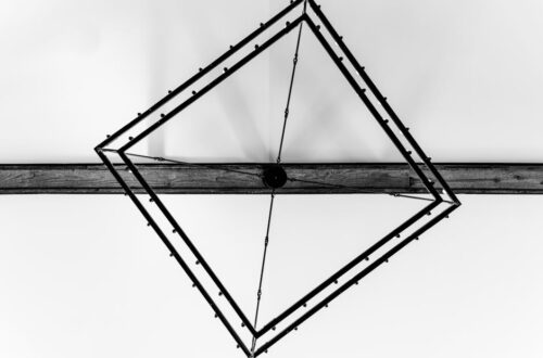 Een elegant zwart lustre dat past in een modern interieur met een minimalistische uitstraling.