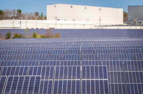 Illustratie van de salderingsregeling met zonnepanelen en energieopslag voor duurzame energievoorziening.