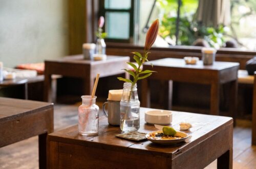 Een moderne salontafel in een stijlvolle woonkamer met diverse interieurstijlen.